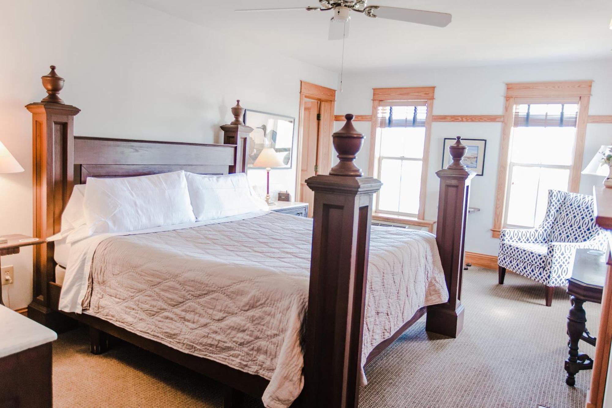Roanoke Island Inn マンテオ 部屋 写真